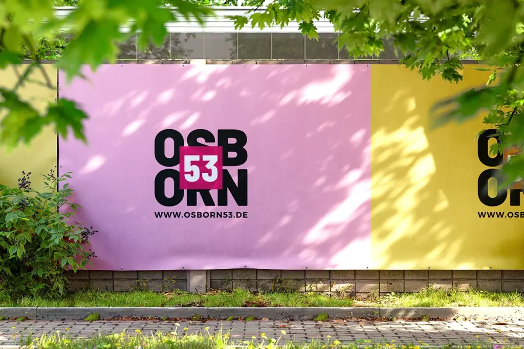 Werbebanner mit OSBORN 53-Logo auf rosa und gelbem Hintergrund, umgeben von grünen Blättern