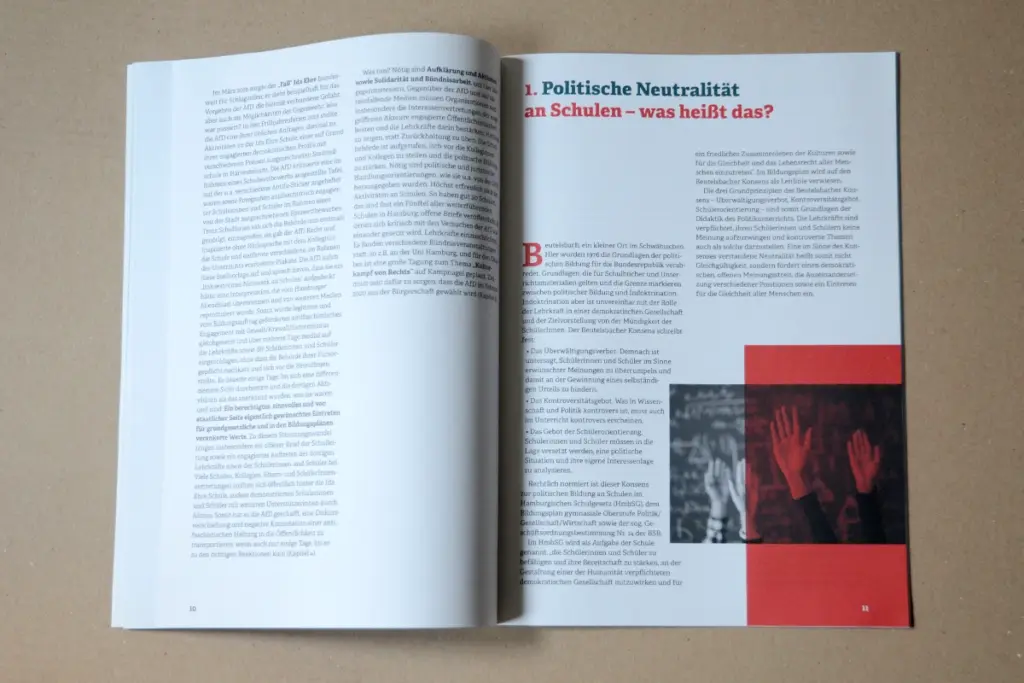 Aufgeklappte DIN A4 Broschüre mit Text und Bild und der Überschrift Politische Neutralität an Schulen, was heißt das?