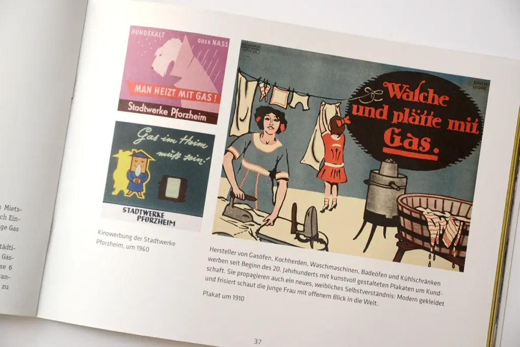 Detailseite der Broschüre über den Gasometer in Pforzheim mit drei historischen bunten Illustrationen über die Verwendung von Gas, zum Beispiel im Haushalt beim Bügeln