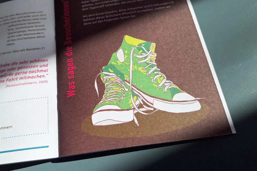 Illustration von grünen Turnschuhen mit weißen Schnürsenkeln und Farbspritzern, abgebildet auf einer braunen Seite der Broschüre für Kemenate e.V. mit dem Titel „Was sagen die Besucherinnen?