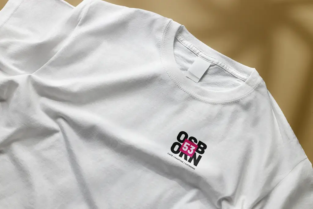 Weißes T-Shirt mit kleinem Logo OSBORN 53 auf der Brust.
